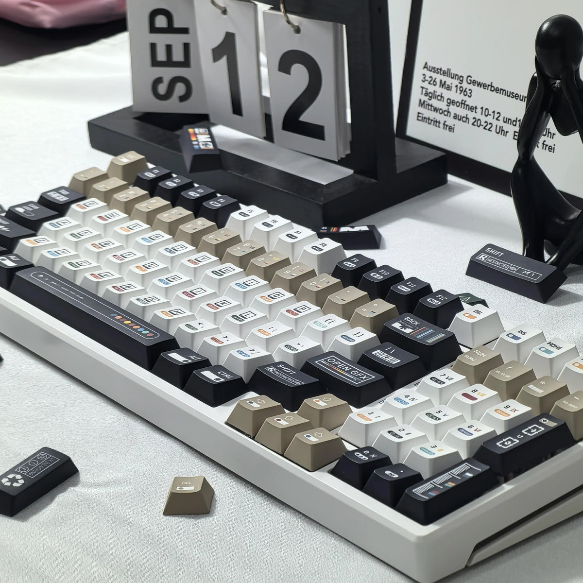 Korean Keycaps Maximalism Theme Keycap 135Keys Cherry Pbt Russian English Retro Keycap Black White Design  “L ”Shape Enter Key